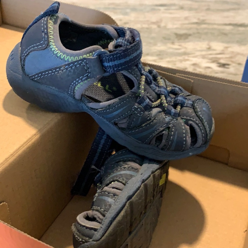 Merrell closed toe sandal